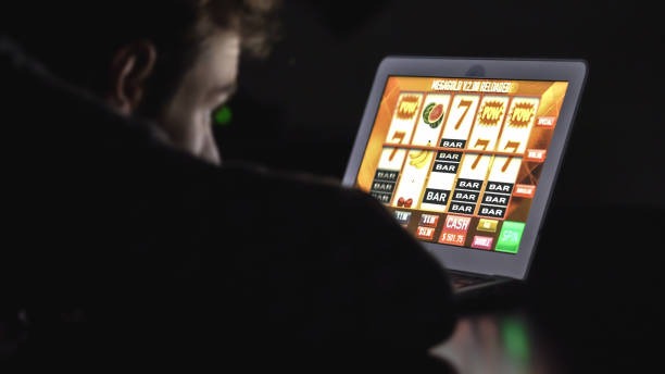 Kontrol permainan slot Angka Ikut menampilkan tombol taruhan, putar, dan pengaturan layar